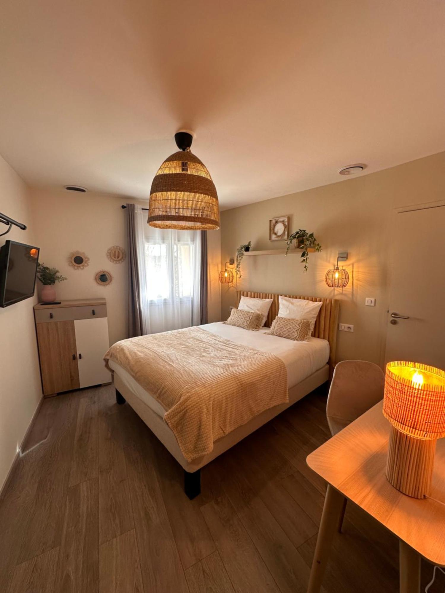 Auberge Du Vieux Lanas Logis Hotel Restaurant Екстер'єр фото